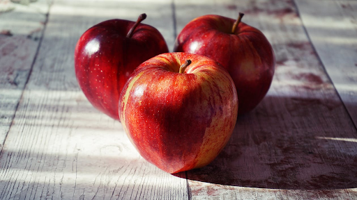Woda z octem jabłkowym – na co pomaga?